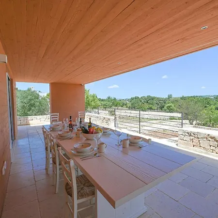 Antares Con Piscina أوستوني